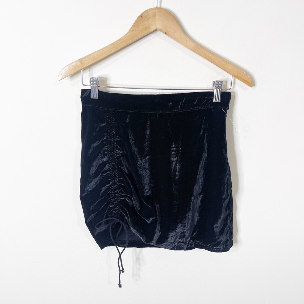 Free People Revolve Black Vivienne Velvet Mini Skirt Size 2 US NWOT - Picture 2 of 6